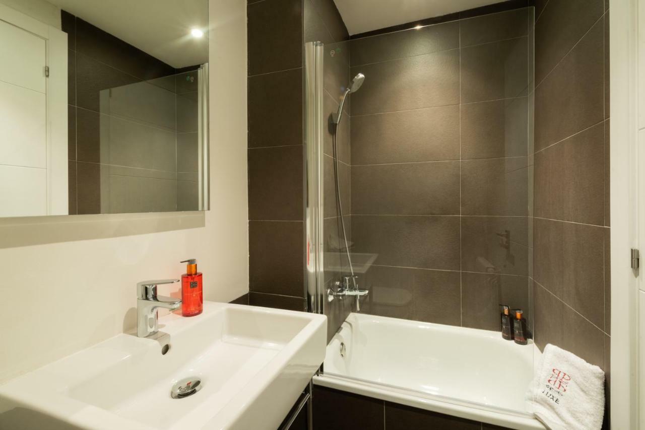 Petit Luxe Tobella Esquerra * Terrassa